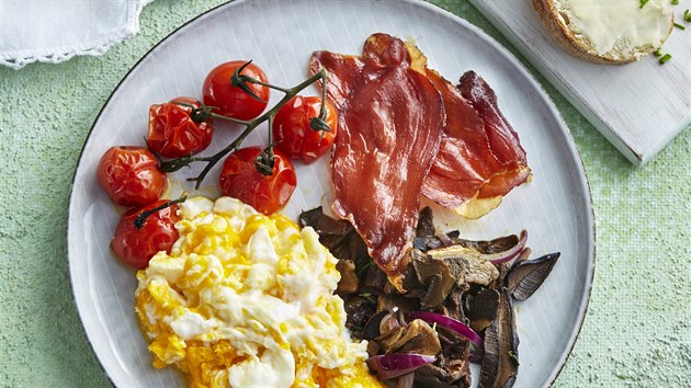 M�chan� vejce se su�enou �unkou a houbov�m rag�