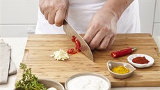 �esnek a chili papri�ku o�istíme a nakrájíme najemno. 