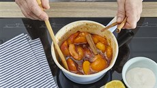 P�idáme sko�ici. Za ob�asného míchání va�íme pozvolna, dokud meru�ky nezm�knou.