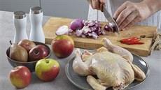 Ku�e omyjeme, o�istíme, osu�íme a do k��e i vnit�ku ku�ete vet�eme s�l. Cibuli...