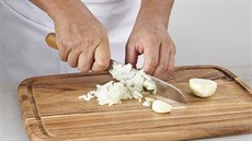 Cibuli a �esnek oloupeme a nakrájíme najemno.