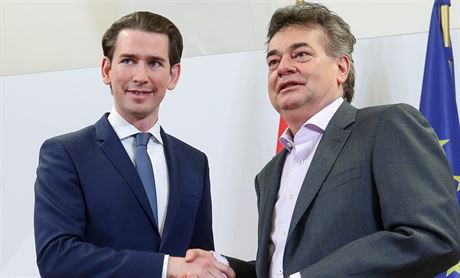 éf rakouských Zelených Werner Kogler (vpravo) a lídr Rakouské lidové strany...