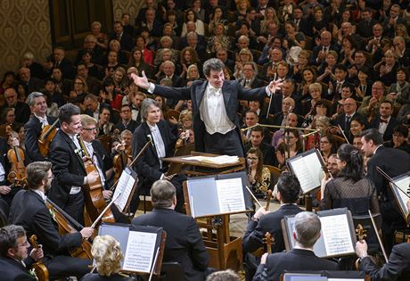Dirigent Jakub Hra s eskou filharmonií pi koncertu 1. ledna 2020 v Rudolfinu