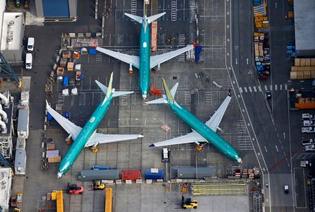 Letadla Boeing 737 MAX zaparkovaná v továrn v americkém Rentonu (bezen 2019)