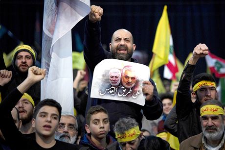 Píznivce hnutí Hizballáh drí pi demonstraci na jiním pedmstí Bejrútu...