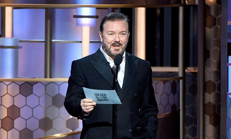 Britský komik Ricky Gervais v roli moderátora slavnostního pedávání Zlatých...