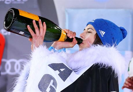 Slovenská slalomáka Petra Vlhová oslavuje vítzství v Záhebu. (4. ledna 2020)