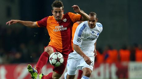 Turecký záloník Aydin Yilmaz jet v dresu Galatasaray Istanbul v utkání Ligy...