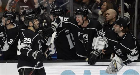 Martin Frk (vlevo) oslavuje se spoluhrái z LA Kings.