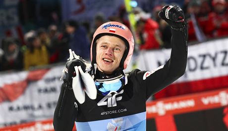 Polsk skokan na lych Dawid Kubacki se raduje z triumfu na Turn ty mstk.