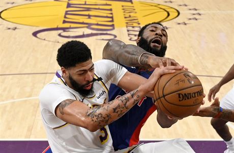 Anthony Davis (vlevo) z LA Lakers a Andre Drummond z Detroitu se petahují na...