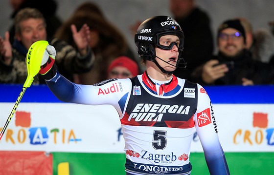 Francouzský slalomář Clément Noël slaví triumf v Záhřebu.
