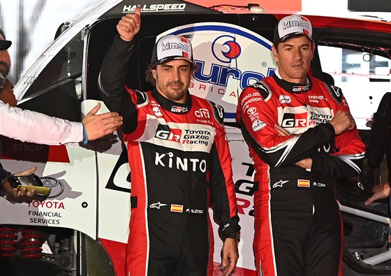 Fernando Alonso (vlevo) a Marc Coma před startem Rallye Dakar.