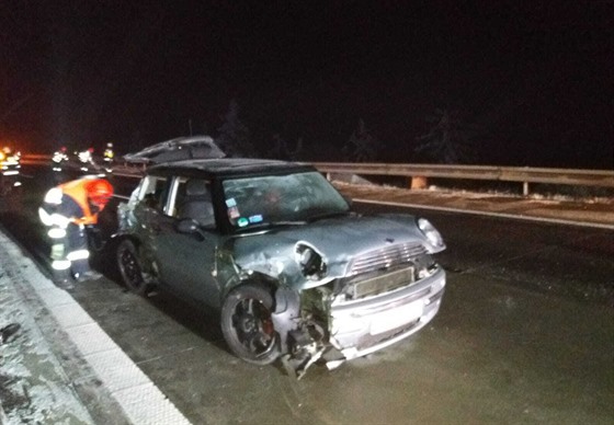 Havarovaná auta po nehod na D1 u Vykova. (2. ledna 2020)