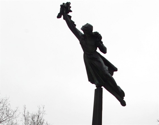 Bronzová plastika Letící dívka se vrátí do Mariánských Lázní.