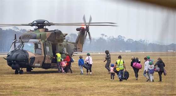 Záchranái evakuovali lidi z postiených oblastí. (5. ledna 2020)