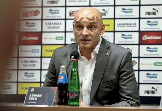 Plzeský trenér Adrián Gua zodpovídá na tiskové konferenci otázky noviná.