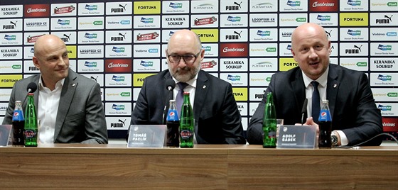 Nový trenér Adrián Gua (vlevo), majitel Tomá Paclík a generální editel Adolf...