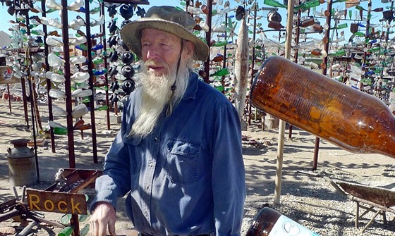 Na pouštním pozemku oficiálně nazvaném Bottle Tree Ranch si Elmer realizoval...