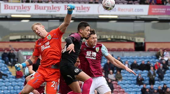 Joe Hart, branká Burnley, se snaí vyboxovat vysoký mí v utkání FA Cupu proti...