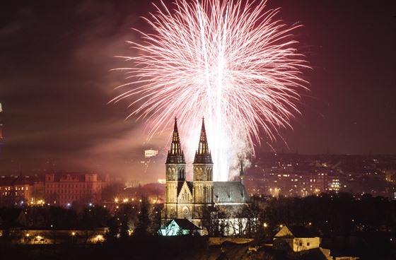 Loňský novoroční ohňostroj organizovaný spolkem Ohňostroj pro Prahu.
