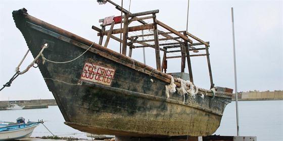 Jedna z "lodí duchů", kterou i s těly rybářů vyplavilo moře na japonském...