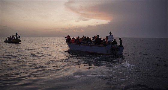 Migranti v peplnné lodi ekají, a je zachrání humanitární lo Ocean Viking....