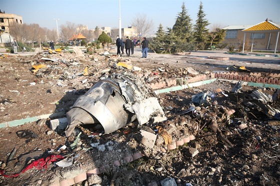 Trosky letadla ukrajinských aerolinek, které se zřítilo krátce po startu z...