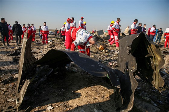 Záchranái erveného plmsíce prohledávají místo nehody ukrajinského letounu...