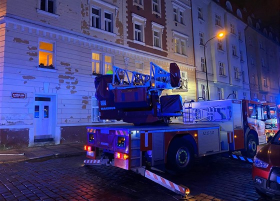 Hasiči při požáru na Praze dvě evakuovali 39 osob. Zachránili také čtyři kočky,...