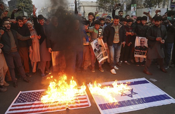 Pákistántí íité pálí americkou a izraelskou vlajku. Reagují tak na smrt...