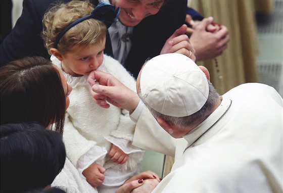 Pape Frantiek se zdraví s lidmi bhem audience ve Vatikán. (8. ledna 2020)