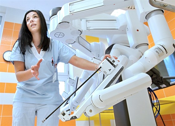 Robotické operace jater se v Česku zatím zkoušejí, a protože FN Plzeň je největší centrum jaterní chirurgie, chtěli by lékaři od nového roku začít s robotickou chirurgií.