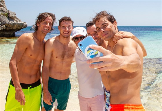 Rafael Nadal a jeho parťáci ze španělského týmu Roberto Bautista Agut,...