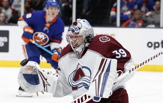 Branká Colorada Pavel Francouz zasahuje v utkání proti New York Islanders.