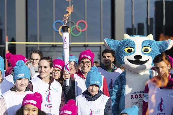 Pochode s olympijským ohnm míí na zahájení ZOH mládee v Lausanne.