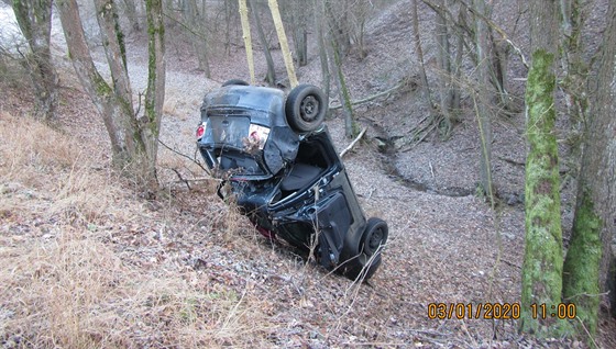 Havárie osobního auta na zledovatělé cestě mezi obcemi Ludkovice a Řetechov.