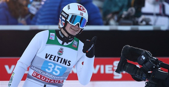 Norský skokan na lyích Marius Lindvik se raduje z vítzství v závod Turné...