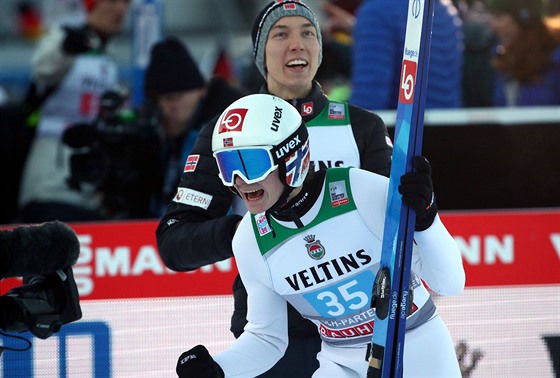 Norský skokan na lyžích Marius Lindvik se raduje z vítězství v závodě Turné...