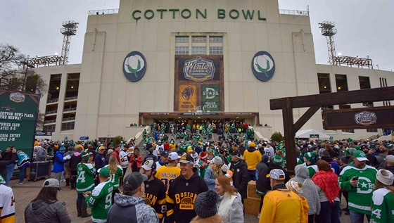 Fanouci míí na Cotton Bowl Stadium v Hostonu, djit duelu Winter Classic...