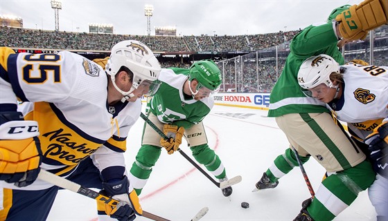 Matt Duchene (vlevo) a Mikael Granlund (vpravo) z Nashvillu bojují o puk s...