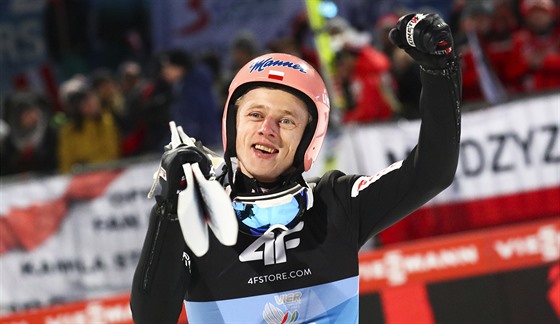 Polský skokan na lyžích Dawid Kubacki se raduje z triumfu na Turné čtyř můstků.
