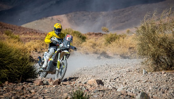 eský motocyklista Jan Brabec z týmu Big Shock Racing na stroji znaky KTM.