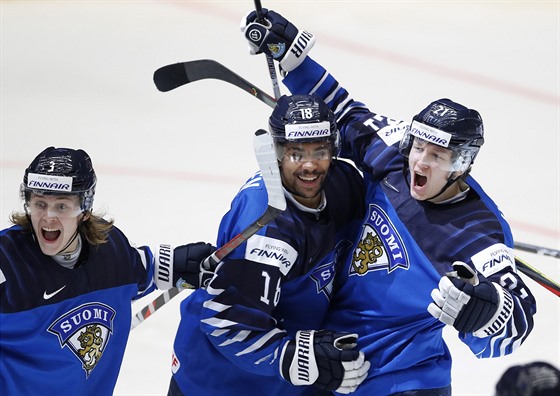 Finský junior Joonas Oden (uprosted) slaví svou trefu proti Amerianm...