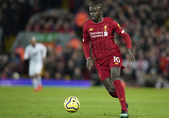 Sadio Mané z Liverpoolu kontroluje mí.