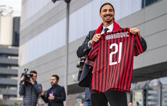 Zlatan Ibrahimovic se vrací do dresu AC Milán.