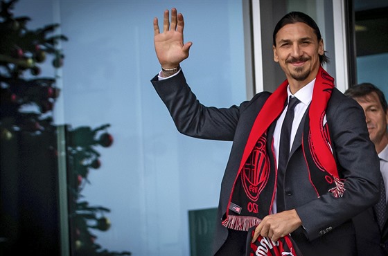 Zlatan Ibrahimovic mává fanoukm AC Milán.