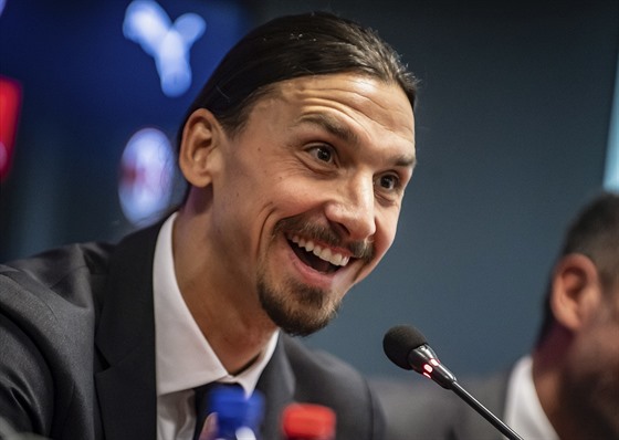 Zlatan Ibrahimovic na tiskové konferenci coby posila AC Milán