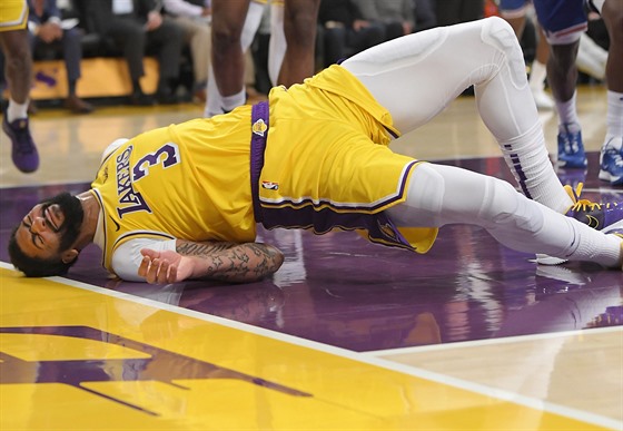 Anthony Davis z LA Lakers padá na záda v zápase s New Yorkem.