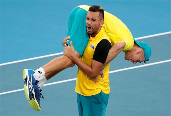 Alex de Minaur (v čepici) a Nick Kyrgios oslavují úspěch ve čtvrtfinále ATP...